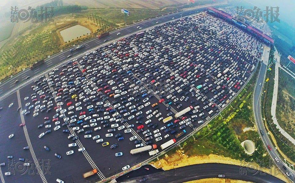 مشاهد  من الزحمة المرورية على الطرق السريعة ببكين خلال الأسبوع الذهبي