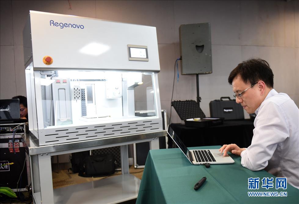 يظهر في الصورة مسؤول الفريق البحثي وأستاذ جامعة العلوم الالكترونية بهانغتشو شيوي مينغ أون يعمل في محطة العمل المستندة إلى تقنية الطباعة ثلاثية الأبعاد في يوم 9 أكتوبر.  