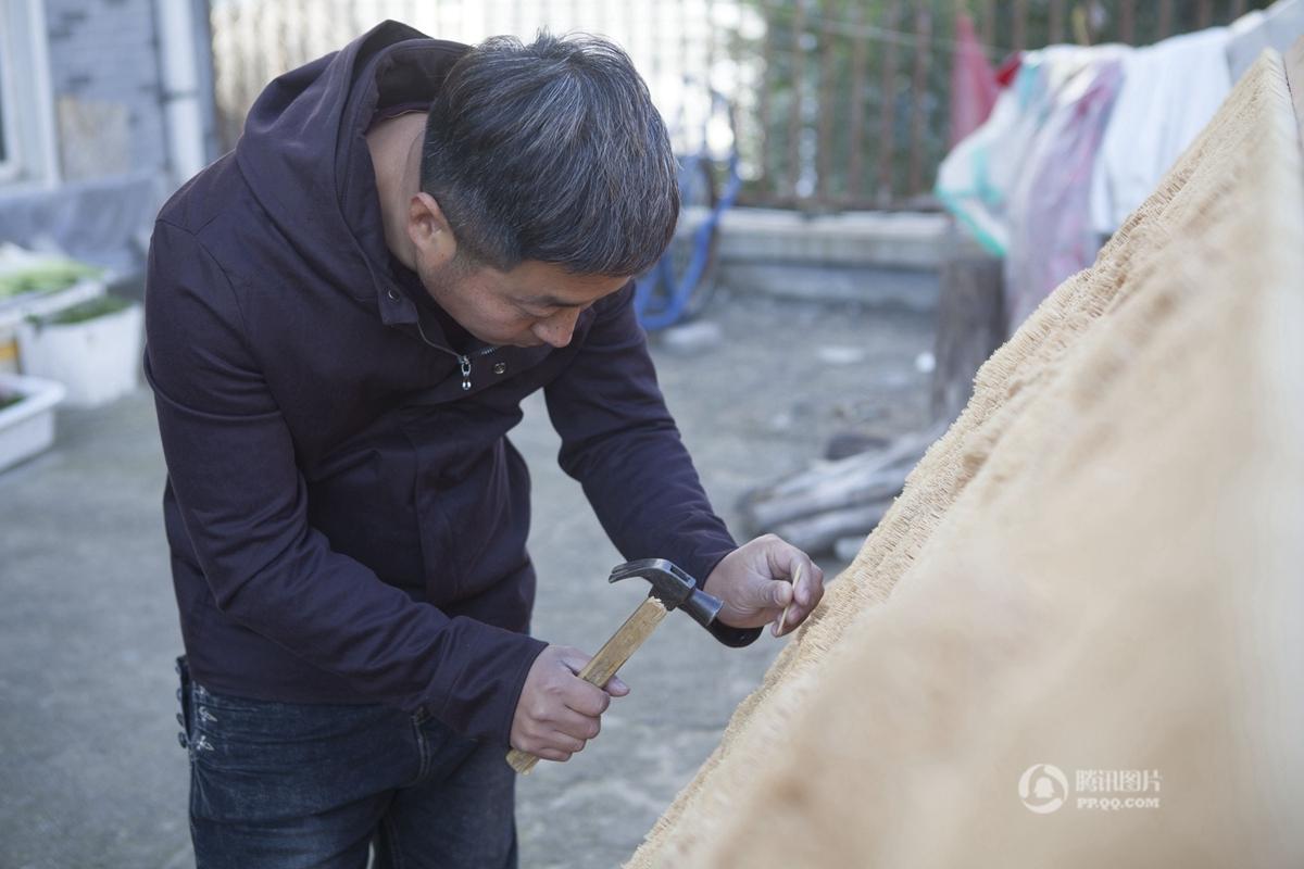 رجل أمن صيني يصنع لوحة عملاقة ب500 ألف خلة الأسنان