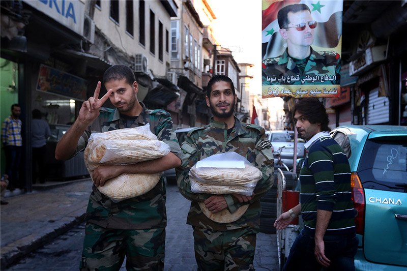 عدسة مصور تسجل حياة يومية لأهل دمشق وسط النيران