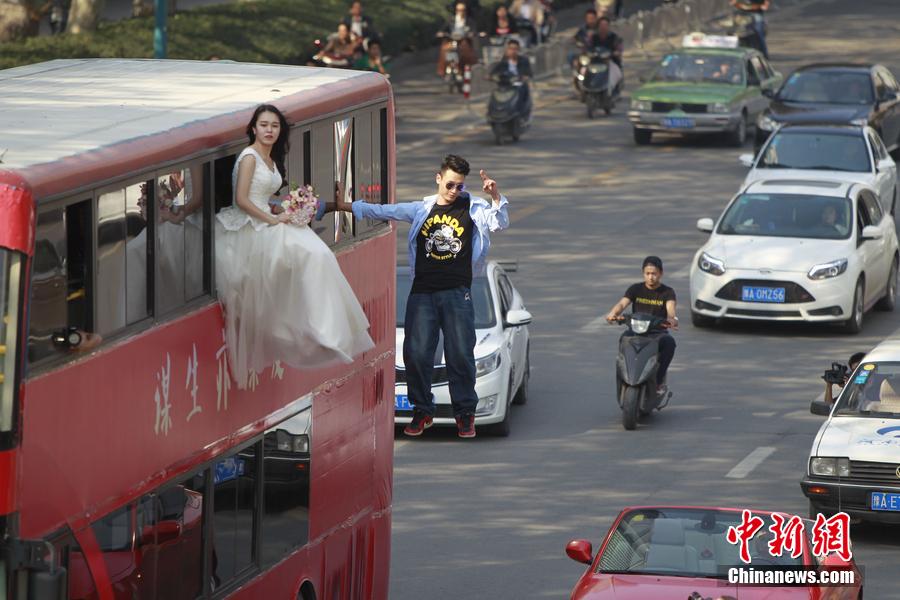 إقامة "حفلة زفاف معلقة فى الهواء" فى الصين