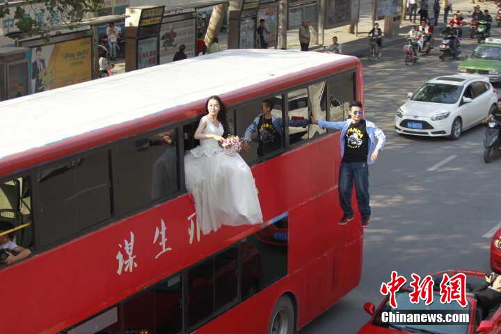 إقامة "حفلة زفاف معلقة فى الهواء" فى الصين