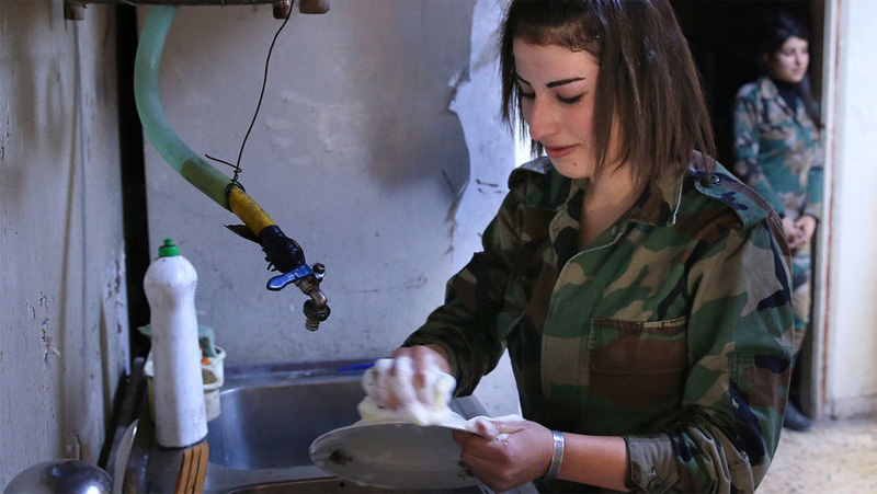 مجموعة صور: كتيبة من الجنديات الشابات للقوات السورية