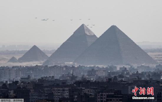 علماء من جميع أنحاء العالم يقومون بسبر أغوار الأهرامات المصرية باستخدام التكنولوجيا الفائقة