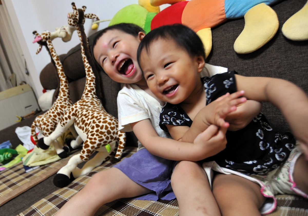 صور: فرح ومصاحبة في عائلة صينية ذات طفلين