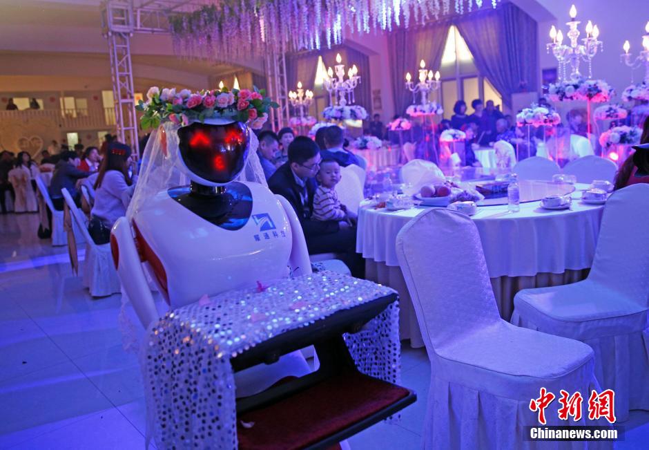 روبوت يشارك فى حفلة زفاف كمرافق للعروس