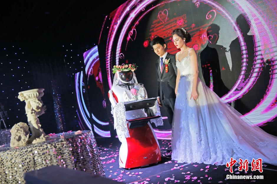 روبوت يشارك فى حفلة زفاف كمرافق للعروس