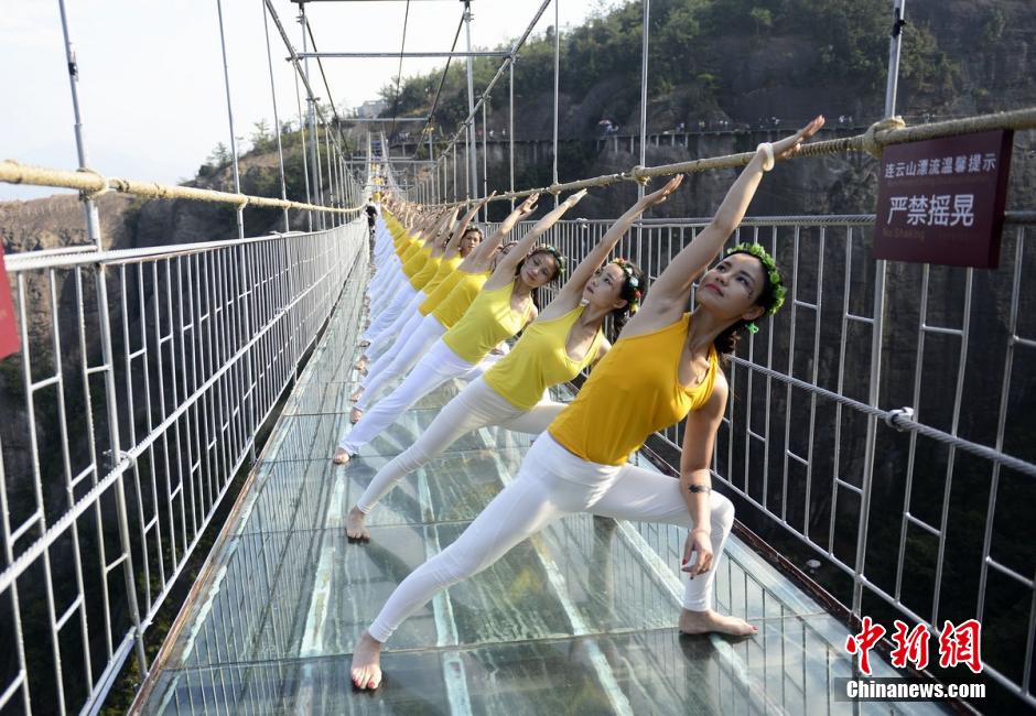 ممارسة اليوغا على أول جسر زجاجي شفاف في الصين