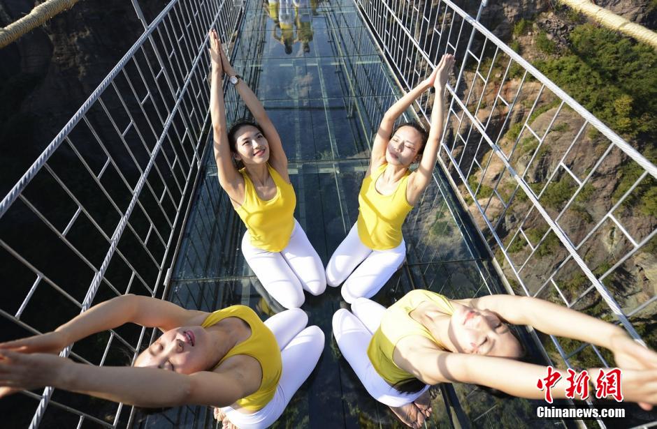 ممارسة اليوغا على أول جسر زجاجي شفاف في الصين