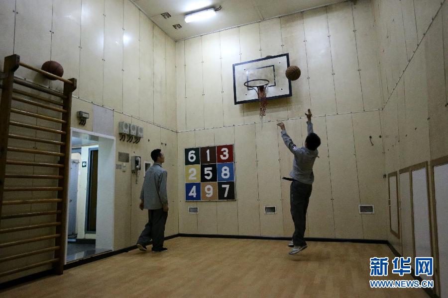  الفريق العلمي يلعب كرة السلة داخل" شيولونغ".