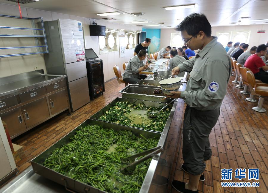 8 نوفمبر، الفريق العلمي أثناء الغداء في مطعم داخل "شيو لونغ".