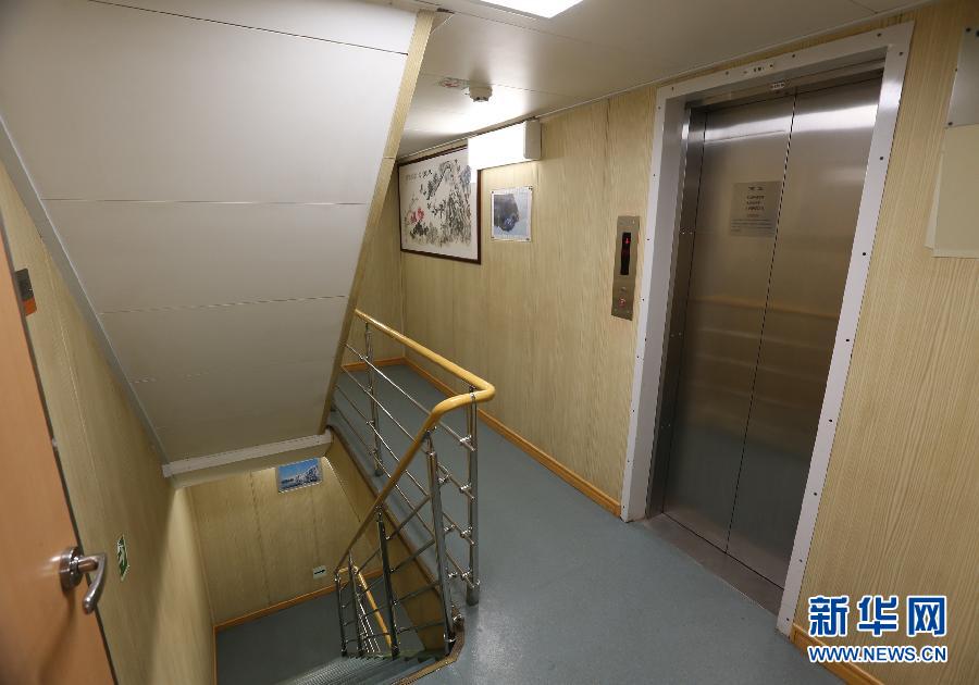 مصعد كهربائي من الطابق الأول إلى الطابق السادس على متن الباخرة "شيو لونغ"