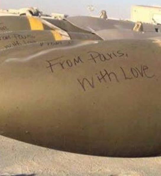 الطائرات الأمريكة تقصف داعش بقنابل كتب عليها "من باريس، مع الحب"