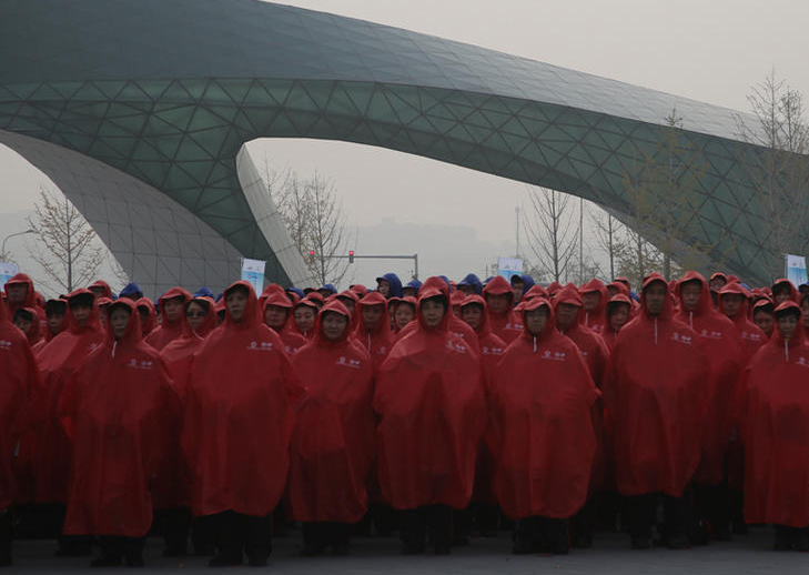 1500 شخص يقفون في شكل "رئتين"، للتحسيس بمخاطر التلوث في بكين