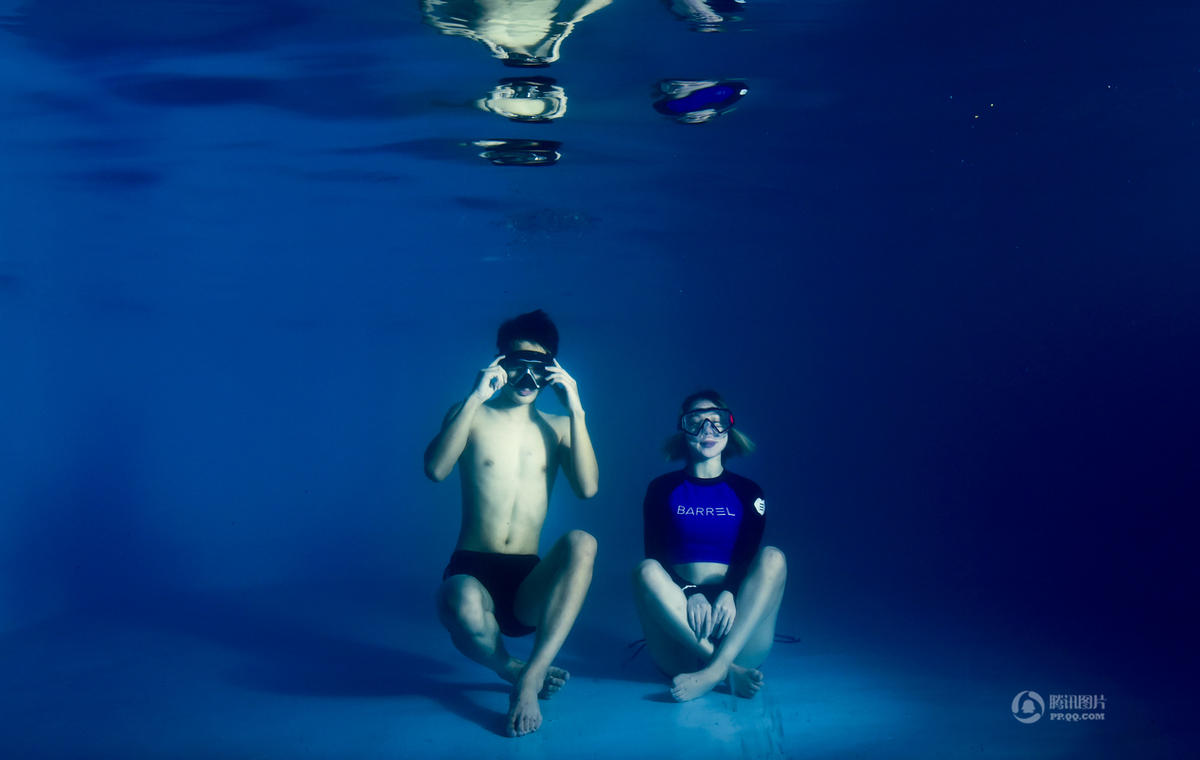 قصة بالصور:أجمل مصورة تحت المياه فى الصين