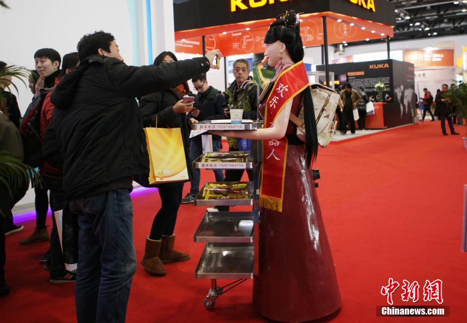 حسناء روبوت يقدم المشروبات للضيوف في معرض الروبوتات العالمي 2015.   