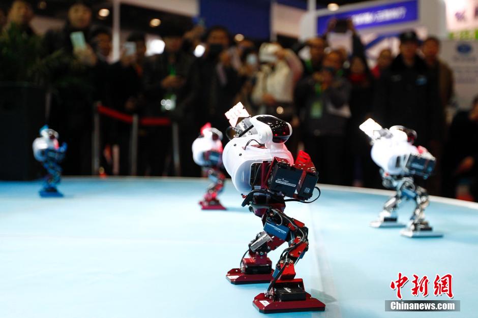 الروبوتات ترقص في  معرض الروبوتات العالمي 2015.   