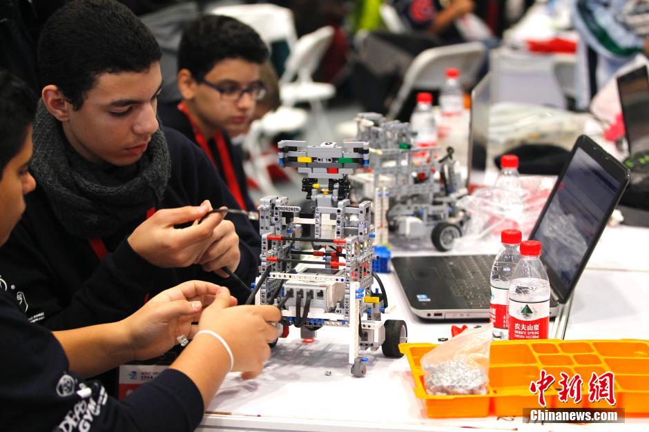 المراهقون من دول العالم يشاركون في مسابقة الروبوتات. 