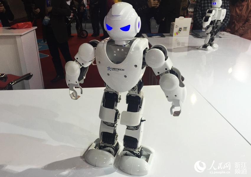 الروبوت ألفا يرقص في الموسيقى الحيوية.