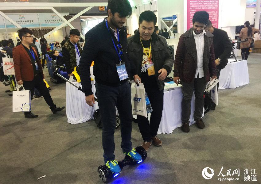 التاجر الأجنبي يقوم بتجربة أداة النقل ذات عجلتين.