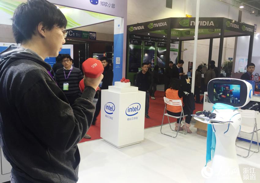 إنتل تعرض أحدث المعدات والإنجازات التقنية.