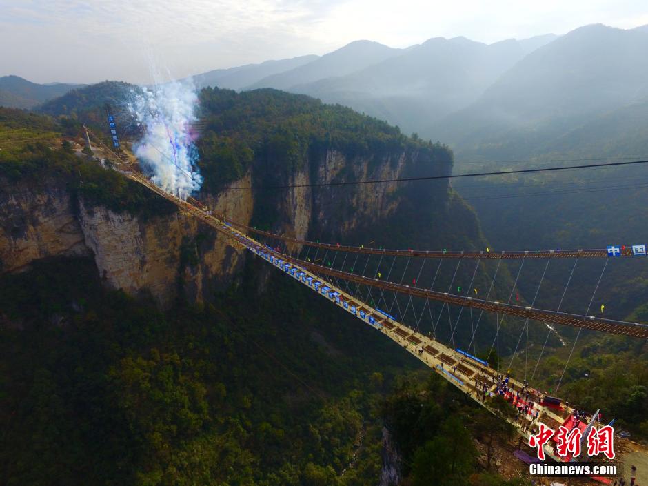 أطول وأعلى جسر زجاجي في العالم بتشانغجياجيه الصينية