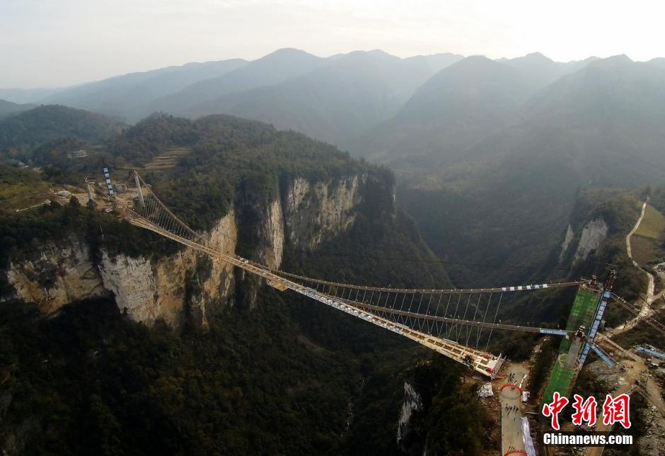أطول وأعلى جسر زجاجي في العالم بتشانغجياجيه الصينية