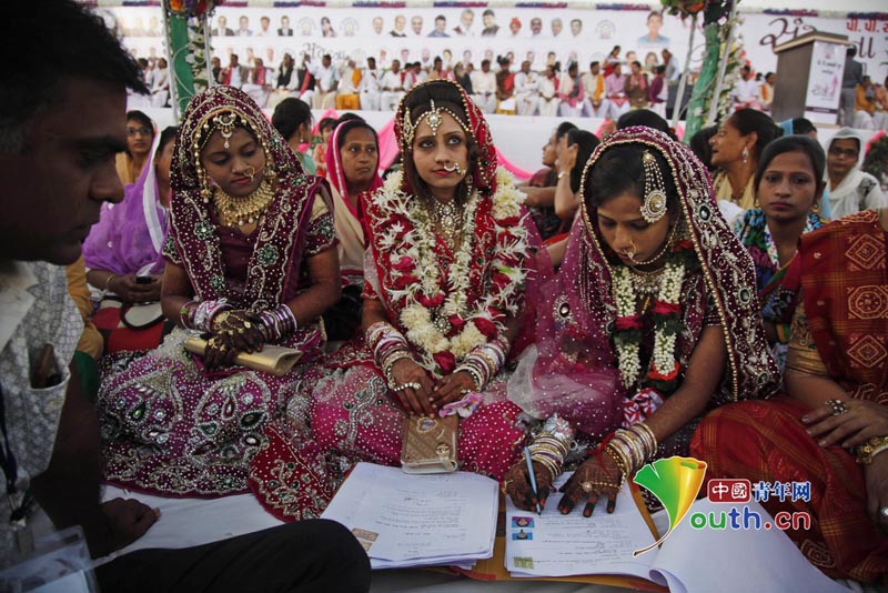 تاجر ألماس هندي يقيم حفل زفاف جماعيا ل151 زوج من العاشقين