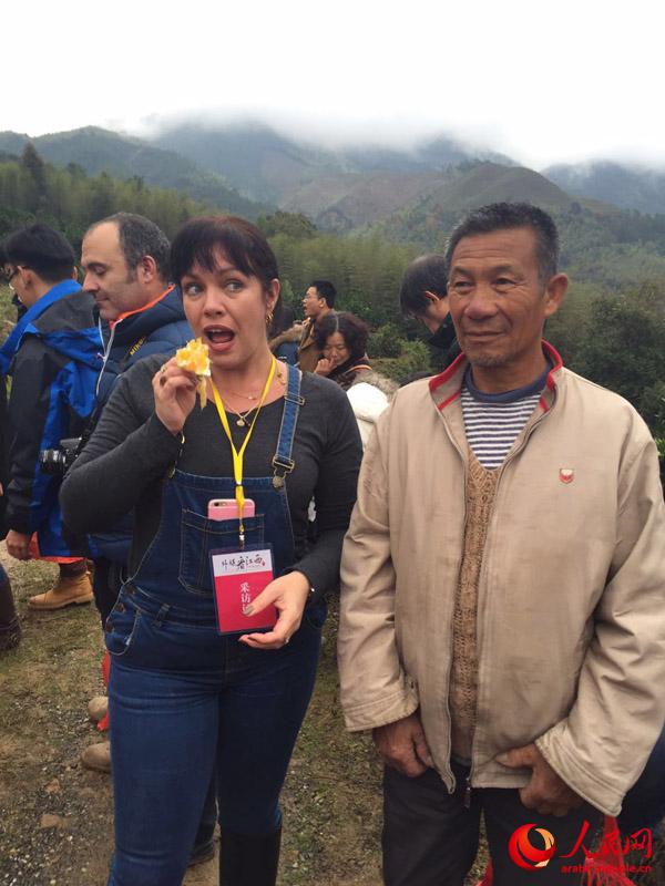 تجربة مراسلين أجانب في قطف أشهر برتقال ابو سرة  في الصين