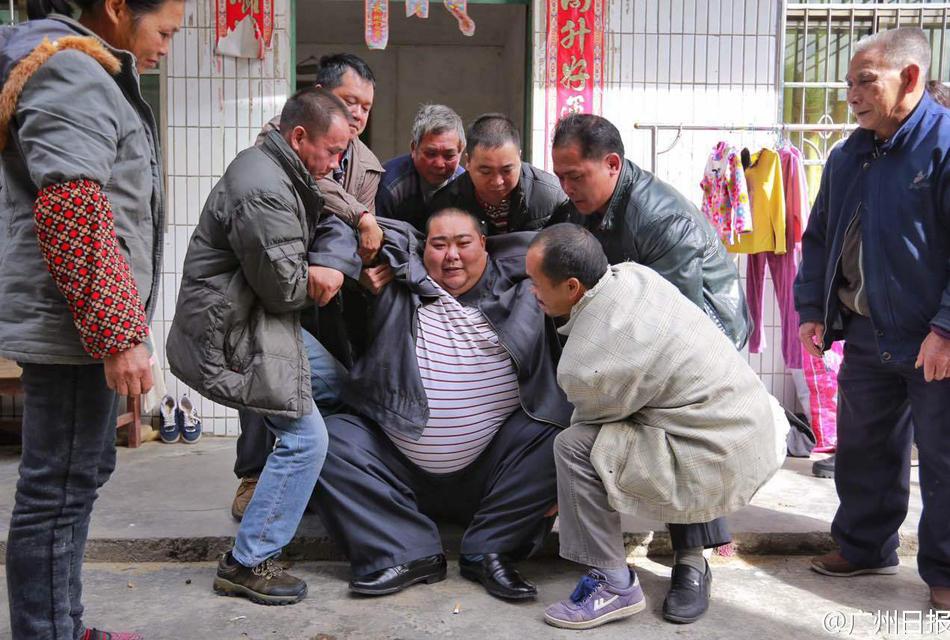 أسمن رجل في الصين يزن 261 كلغ