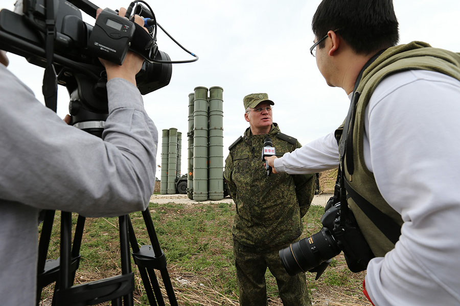 مجموعة صور: مراسل صيني يزور قاعدة عسكرية روسية في سوريا