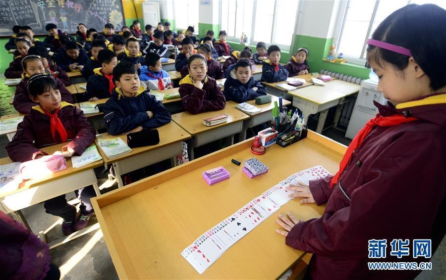 طفلة صينية تصبح أصغر فائزة في بطولة الذاكرة العالمية 