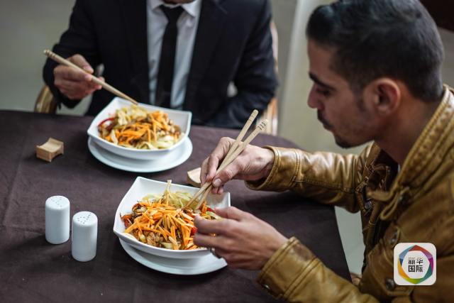 الأطباق الصينية تلقى إقبالا كبيرا في قطاع غزة 