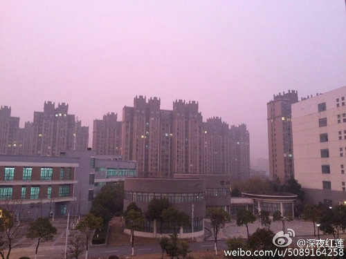 الضباب الدخاني الأحمر يثير قلق المواطنين فى نانجينغ