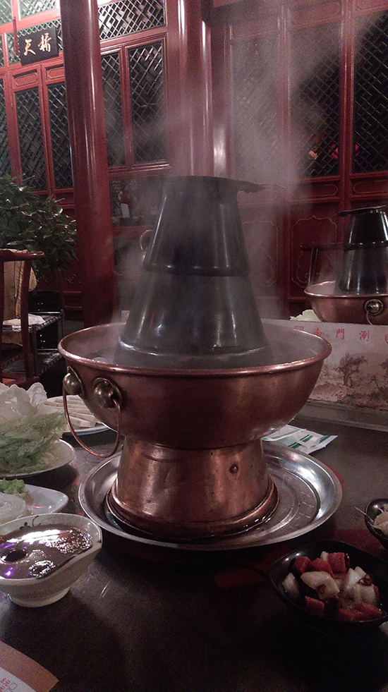 وليمة حلال.. طبق اللحم المغطس فى مطعم نانمون ببكين