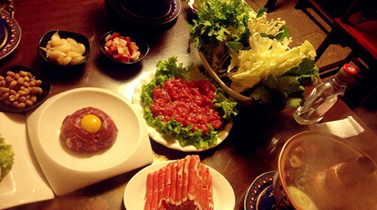 وليمة حلال.. طبق اللحم المغطس فى مطعم نانمون ببكين