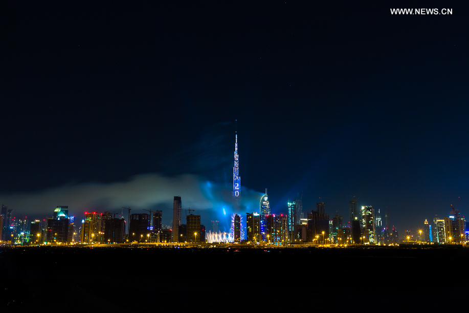 عروض الألعاب النارية تسطع في سماء دبي