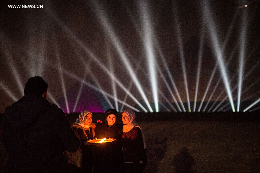  المصريون يحتفلون بالعام الجديد عند سفح الأهرامات في رسالة قوية للعالم بأن "2016 سيكون عام السياحة"