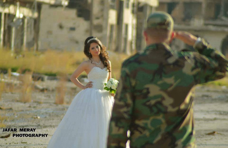 زوجان سوريان يلتقطان صور زفافهما في أطلال مدينة حمص