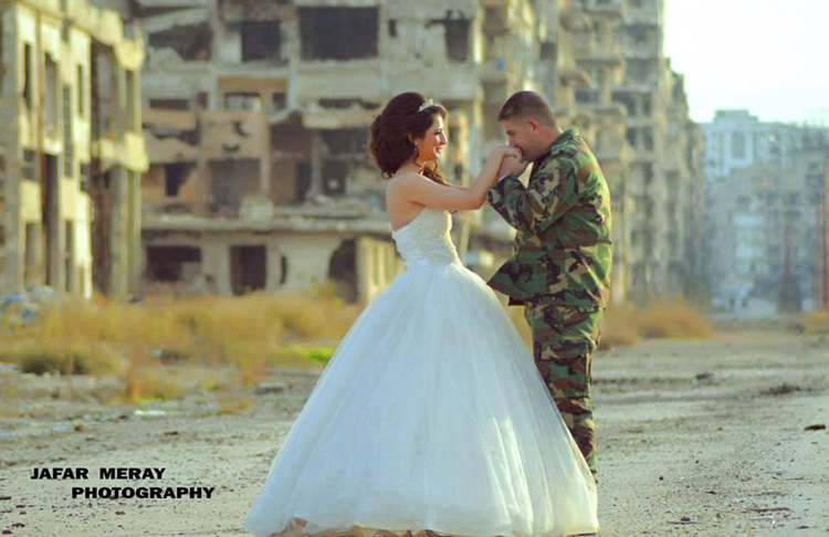 زوجان سوريان يلتقطان صور زفافهما في أطلال مدينة حمص