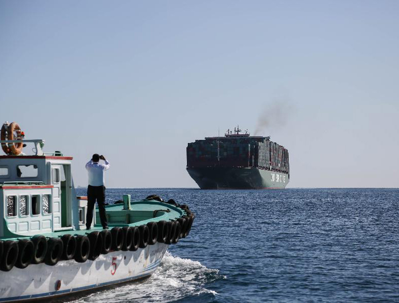 أكبر سفينة حاويات في العالم تصل إلى خليج السويس في رحلتها الأولى