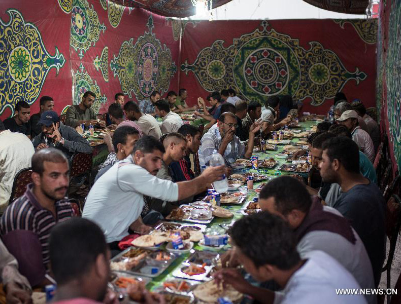 شركات صينية تقيم موائد رحمن للمسلمين المصريين في رمضان
