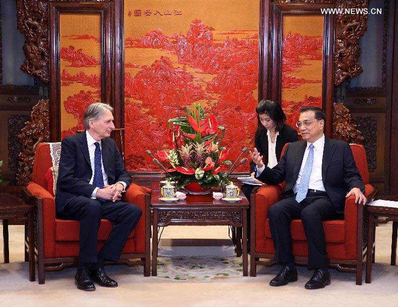 لي كه تشيانغ يجتمع مع وزير خارجية بريطانيا