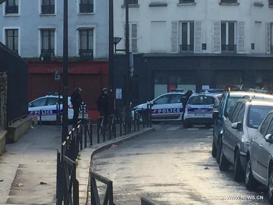 تقرير: الشرطة في باريس تطلق النار على رجل يحمل سكينا خارج مركز للشرطة في باريس