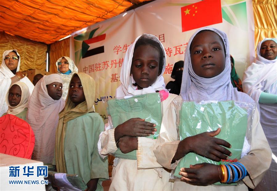 السفارة الصينية لدى السودان تتبرع بالملابس المدرسية للمدارس السودانية
