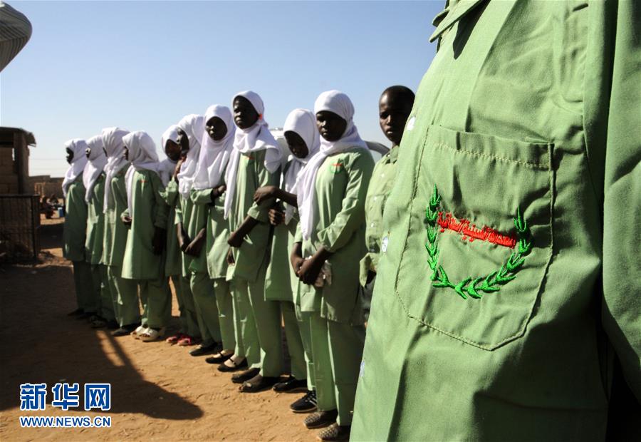 السفارة الصينية لدى السودان تتبرع بالملابس المدرسية للمدارس السودانية