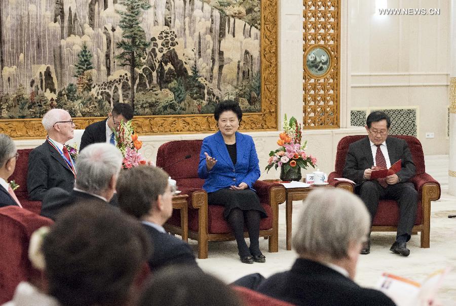 نائبة رئيس مجلس الدولة الصيني تلتقي بالعلماء الاجانب المكرمين