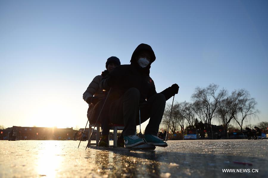 تزلج الزائر في بحيرة شيتشاهاي ببكين 6 يناير 2015.