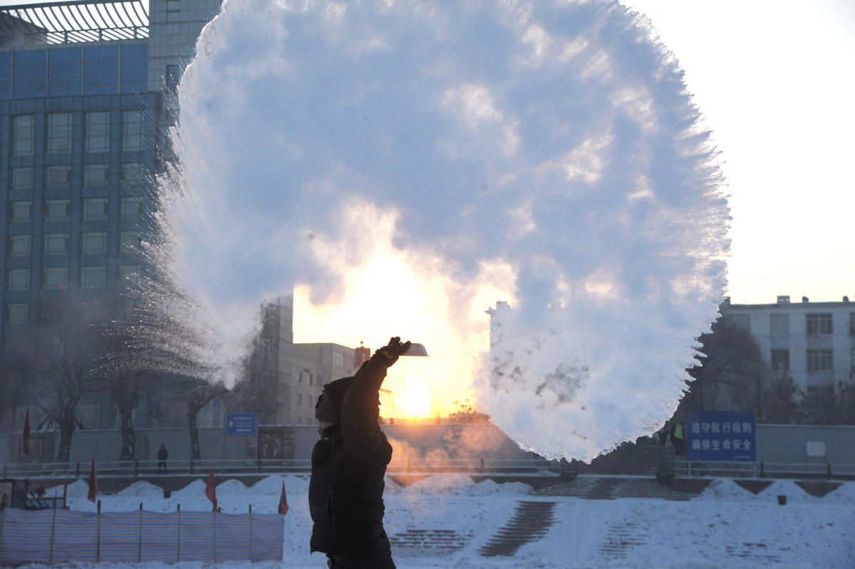 المياه الساخنة تتجمد في وقت قياسي وسط موجة البرد التي تضرب شمال شرق الصين