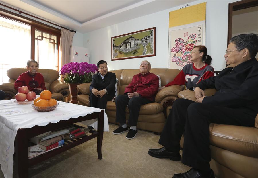 مسئول حزبى بارز يلتقي مع علماء صينيين